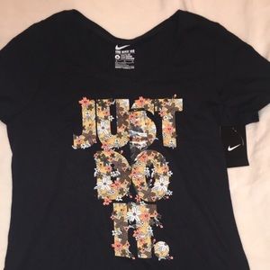 Nike women’s short sleeve shirt